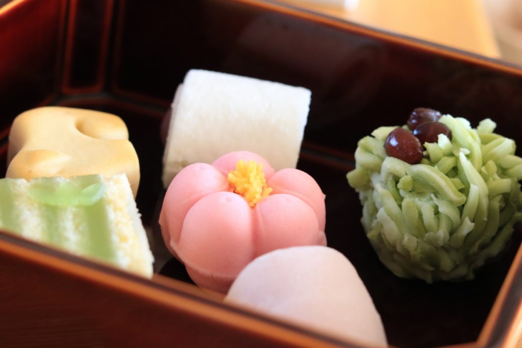 英語での外国人向け茶道体験の様子で頂く和菓子の写真