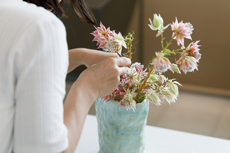 赤坂 草月会館 陶磁器作家に教わる陶芸体験 作った花器でいけばなレッスン 全2回セットプラン