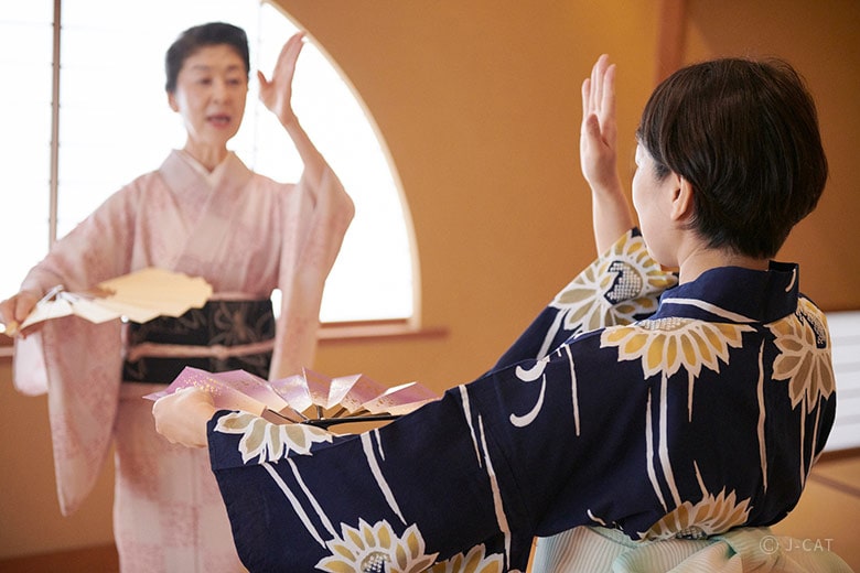 鎌倉「西川翠扇日本舞踊稽古所」着物で愉しむ季節の舞 −着付け