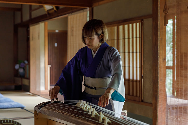 麻布十番「龍原寺」箏奏者・中しまりん氏の箏の音色に浸る −日本庭園を望む非公開の和室にて−