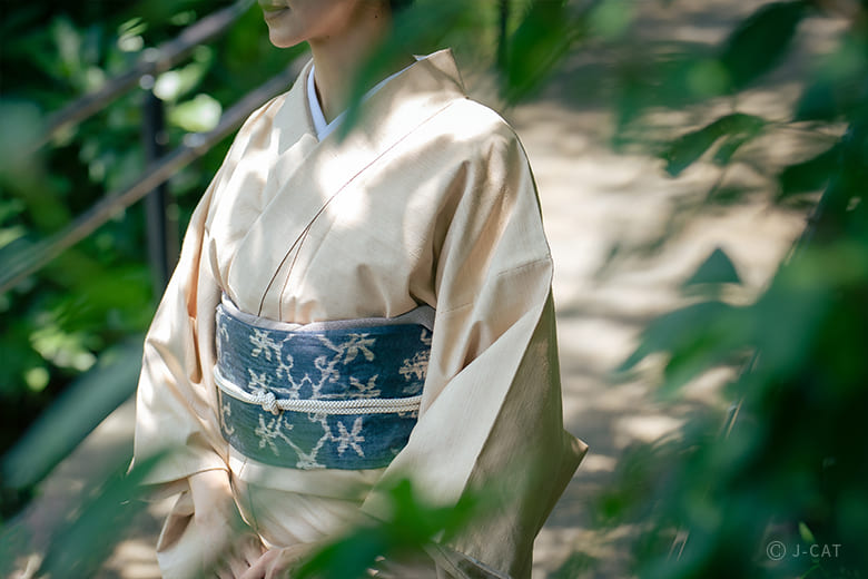 アトリエシムラ」京都で誂える草木染めの色無地着物 −染織家・志村