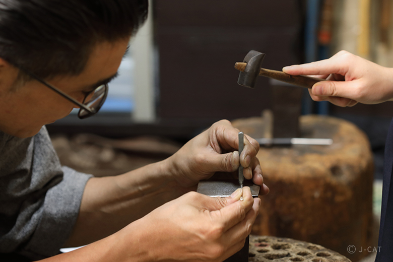 職人の街・蔵前で銀の匠に教わる純銀製リング作り −指先を上品に彩る